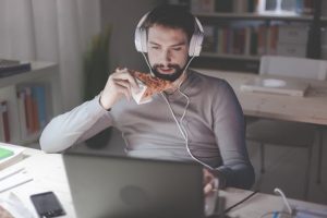 غذا خوردن قبل از خواب چه مزایا و معایب را برای خواب راحت در پی دارد