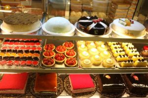 علت میل به شیرینی - با میل شدید به خوردن شیرینی‌جات چه باید کرد؟